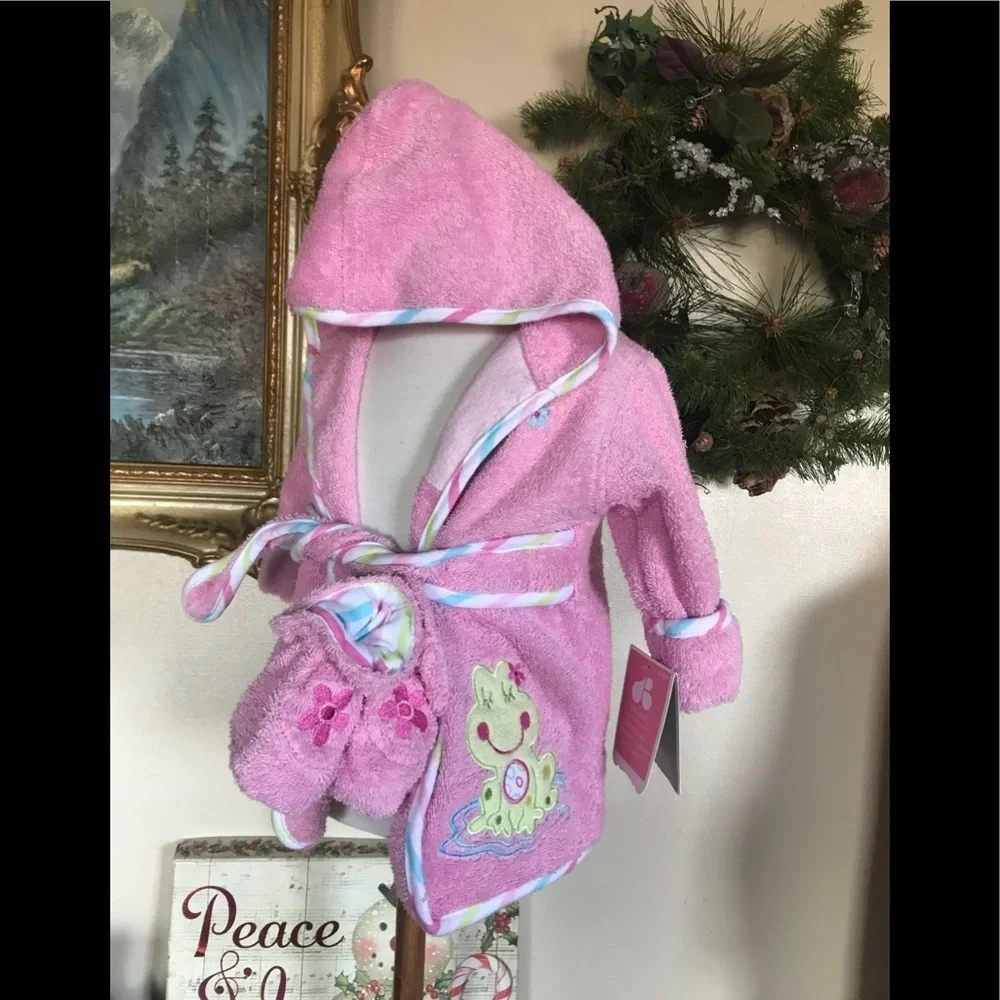 🩷 Just Born Frog Pink Robe & Booties